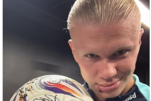 【美图特别版】冰岛金色的雨，RNG夺冠捧杯帅照